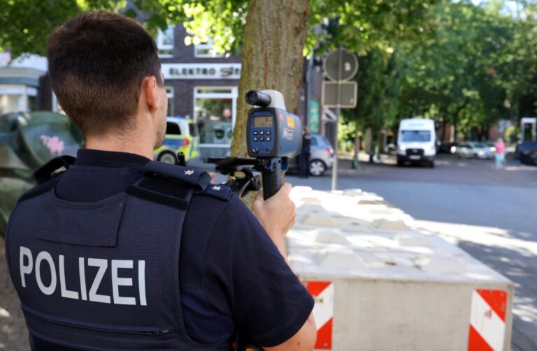 Schneller als Fußgänger: Polizei kontrolliert Schrittgeschwindigkeit
