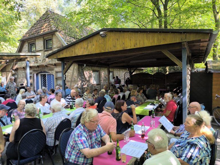 Rund 70 Gäste genossen das Grillfest des VdK in der Freilichtbühne am Südring. Die Ehrenamtler der Bühne versorgten die Teilnehmenden mit Getränken und Gegrilltem und die "Klabauter" mit vielen Liedern auch zum Mitsingen. Foto: privat
