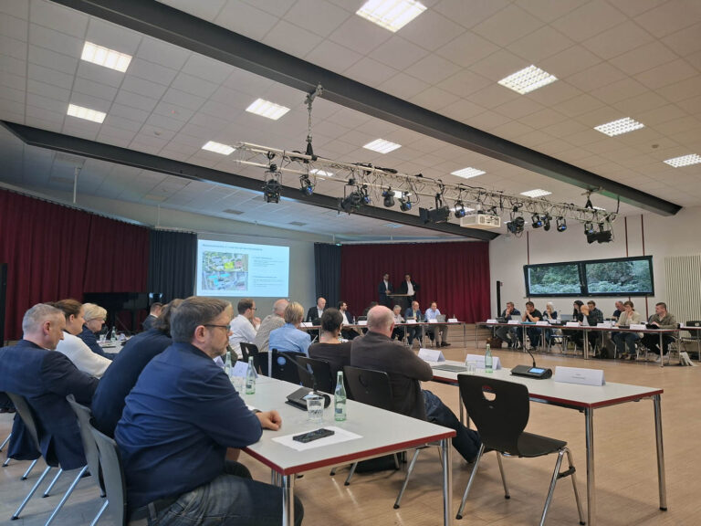 In der Mensa des Anne-Frank-Gymnasium wurde erneut über die Zukünft der Schule beraten. Foto: Wagner