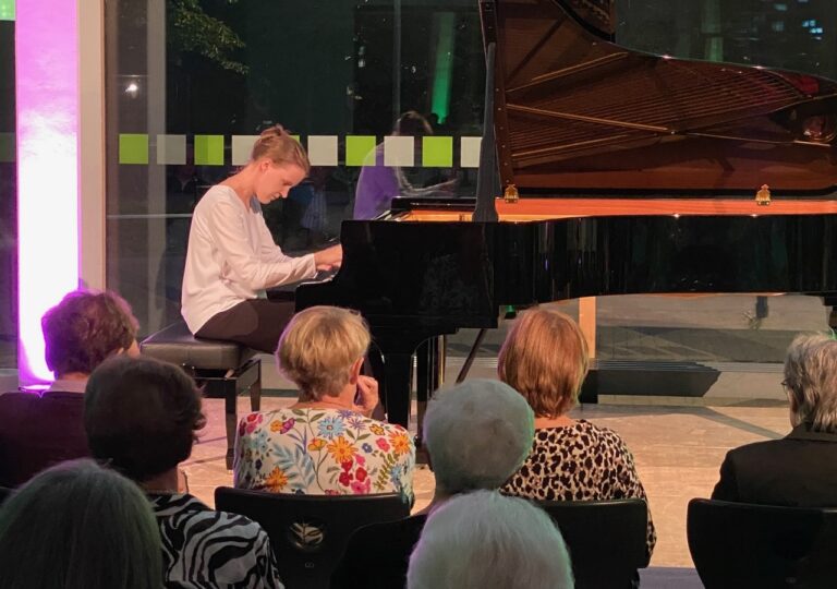 Alexandra Kaptein malte romantische Klangbilder von Liszt und Schubert im Foyer der Sekundarschule Werne. Foto: Schwarze