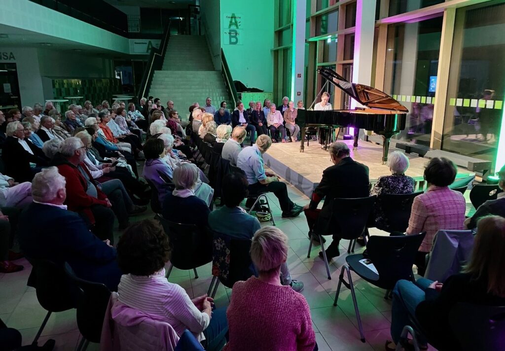 Etwa 150 Besucherinnen und Besucher hörten den Auftakt der neuen Kammerkonzertreihe der Musikfreunde. Foto: Schwarze