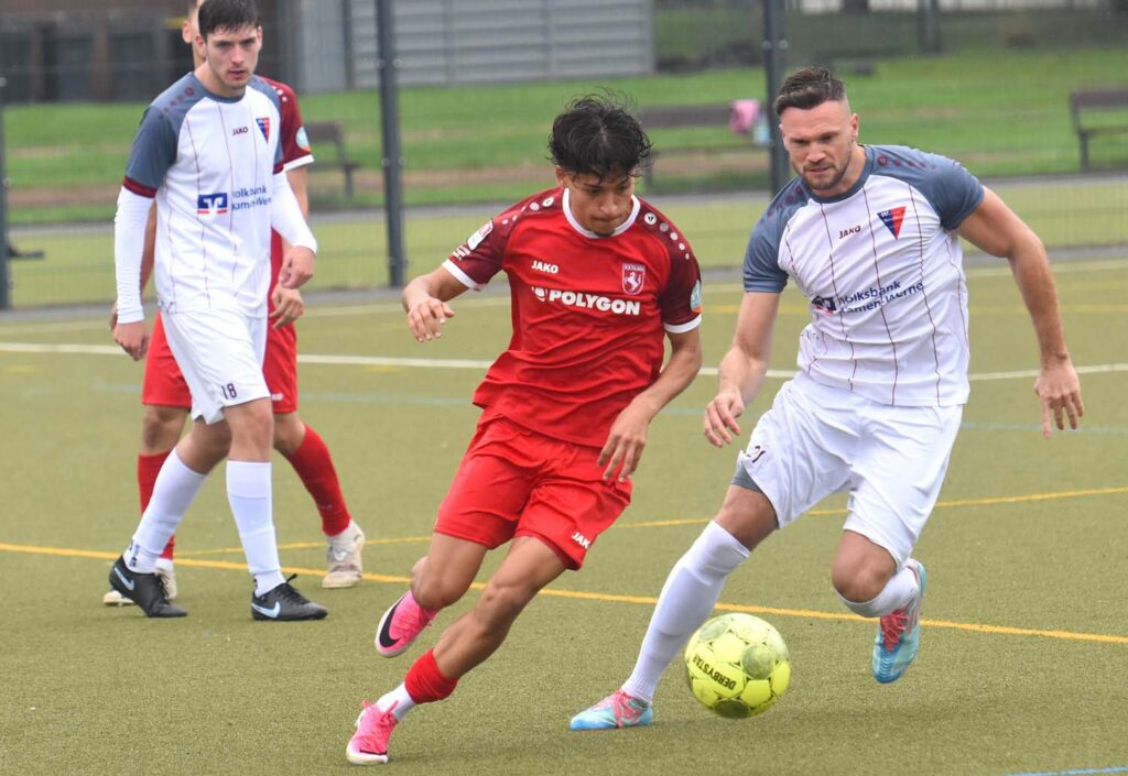 Jannik Prinz und der ehemalige WSC-Angreifer Mirac Sahin im Laufduell. Foto: Rainer Gudra