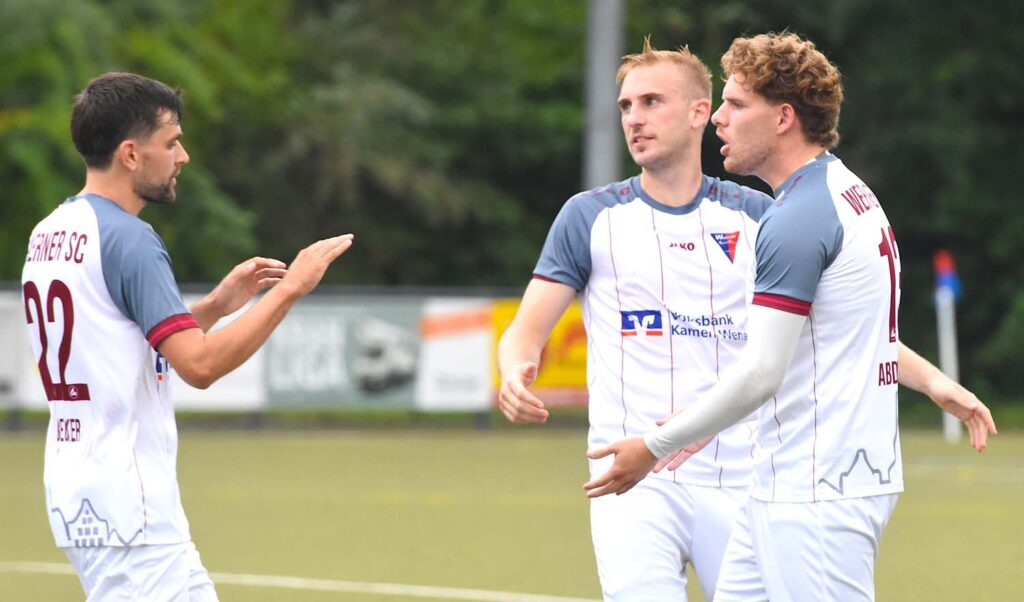 Mehr Erleichterung als Jubel: Leon Becker und Nico Holtmann gratulieren Tim Abdinghoff zu dessen Ausgleichstor weit in der Nachspielzeit. Foto: Rainer Gudra