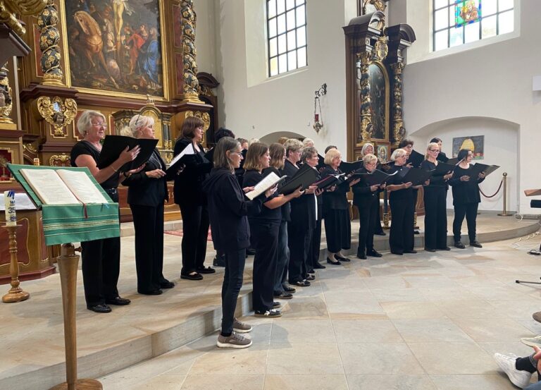 Der Frauenchor am Kapuzinerkloster Werne führte in der Klosterkirche durch unterschiedliche musikalische Lebenswelten. Foto: Schwarze