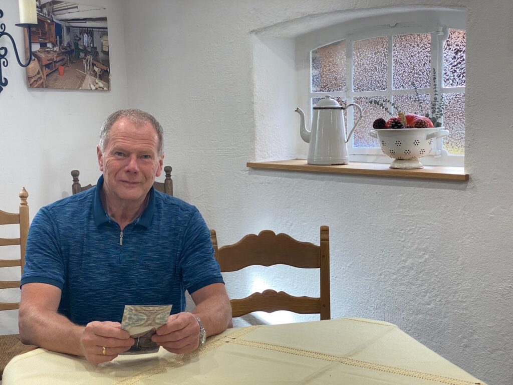 Burkhard Jankowski im bereits fertig renovierten Erdgeschoss, am großen Tisch, der zu Begegnungen einlädt. Foto: Altstadtfreunde Werne/Schwarze