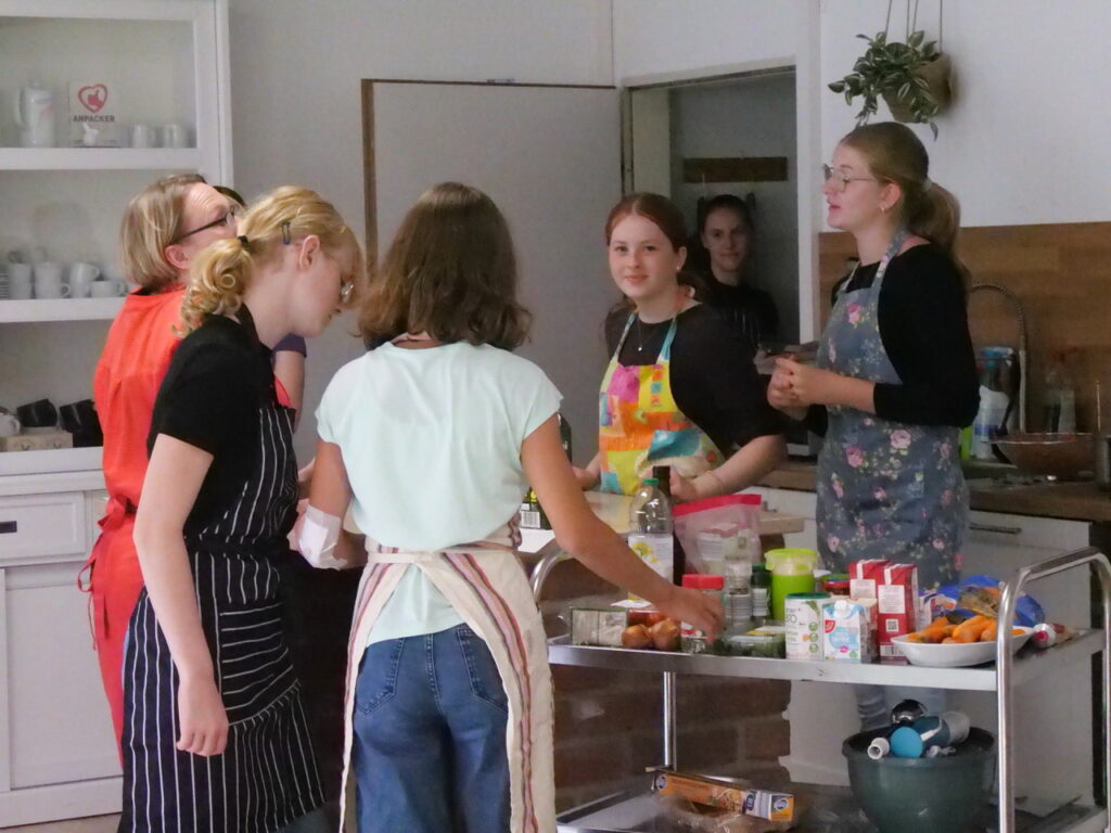 Mit Freundinnen etwas zusammen machen: Das ist eine gute Motivation für die Kochkurse. Foto: Schwarze