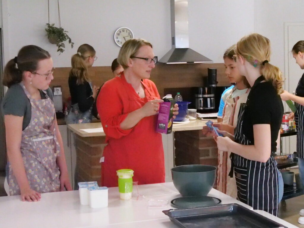 Ernährungsberaterin Nadine Niehüser lässt die Jugendlichen so weit wie möglich selbstständig arbeiten, steht aber immer hilfreich zur Seite. Foto: Schwarze