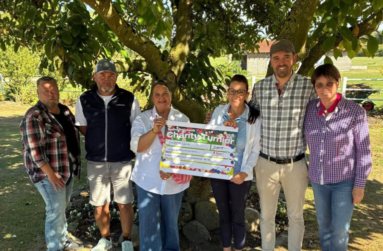 Zeigen nach dem Charity-Turnier auf dem Golfpaltz Werne stolz den symbolischen Scheck über 9.500 Euro für den AKHD Lünen vor: Steven Riffelt, Gregor Hajduk, Nicole Bunk, Melanie Nölle, Kai und Ute Schulze Kersting (v.l.). Foto: privat