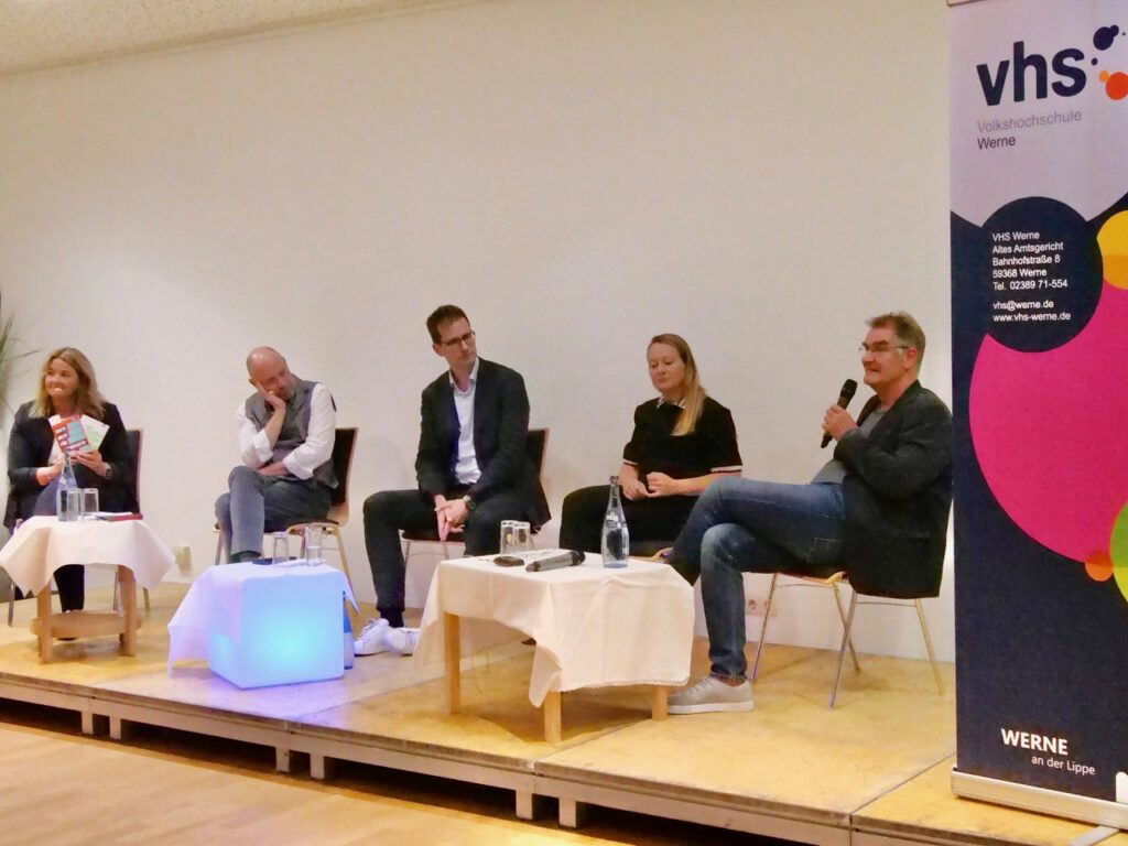 Auf dem Podium diskutierten VHS-Leiterin Stephanie Fuchs, Buchhändler Hubertus Waterhues, Alexander Trennheuser vom Verein „Mehr Demokratie“, Dr. Karina Hauke-Hohl von der Landeszentrale für politische Bildung und Jürgen Wiebicke (von links). Foto: Schwarze
