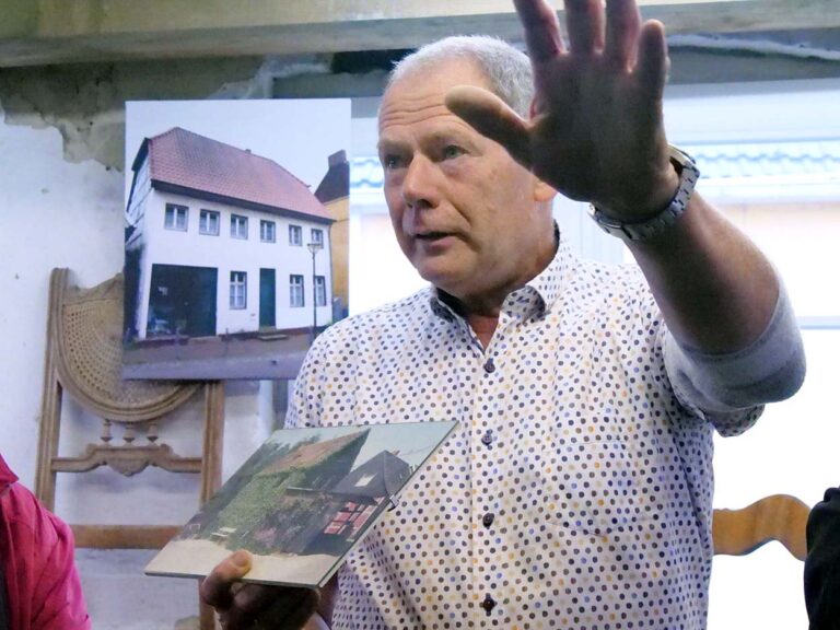 Burkhard Jankowski stellte am Tag des offenen Denkmals das von ihm restaurierte Erdgeschoss der ehemaligen Stuhlmacherei an der Westmauer vor. Foto: Schwarze