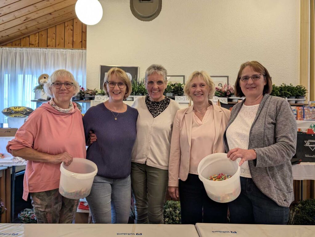 Sängerinnen des Frauenchores Maria Pacis betreuten die üppig bestückte Tombola