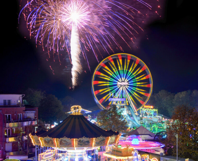 Schillernd, bunt, spektakulär: Das Feuerwerk am Montag ist eines der besonderen Höhepunkte der Sim-Jü-Kirmes. Foto: Werne Marketing