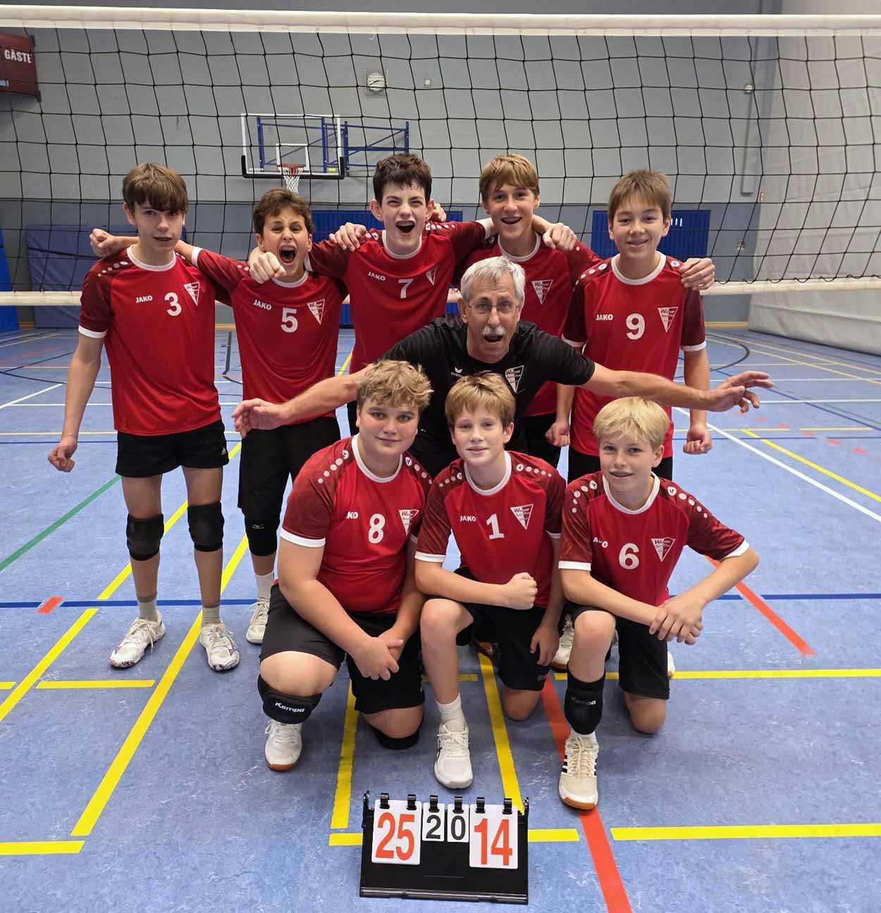 Trainer Bronek Bakiewicz und die U16 des Werner SC feierten zum Saisonstart in der Oberliga einen Doppelerfolg. Foto: Verein