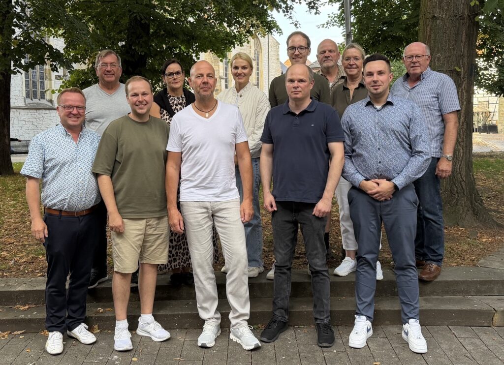 Martin Cyperski (2.v.r.) und die CDU-Fraktion verabschiedete Markus Rusche (5.v.l.) und begrüßte seinen Nachfolger Daniel Jasperneite (5.v.r.) als neuen Ratsherren. Rusche verlässt die Fraktion aus beruflichen Gründen, bleibt dem Stadtverband aber erhalten. Foto: CDU