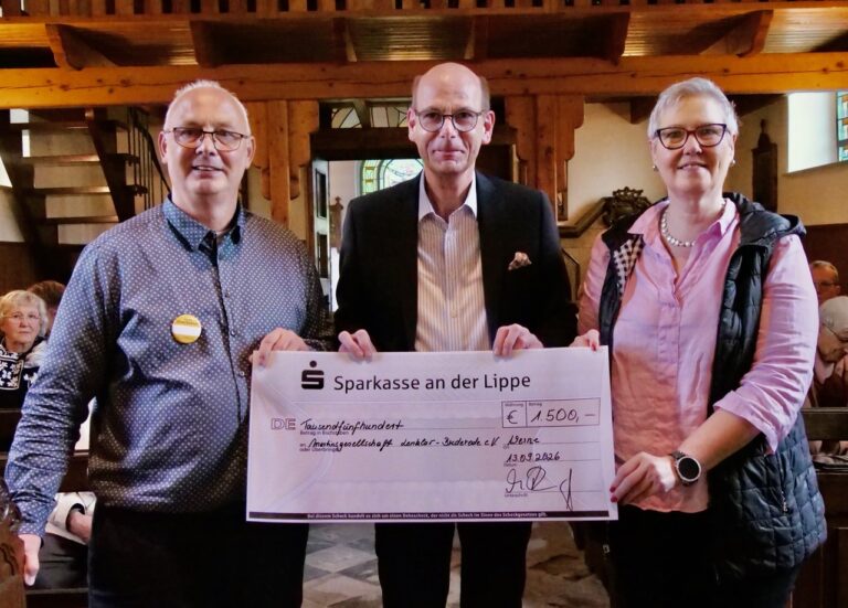 Arnd Conradi (links) und Petra Feller von der Martinsgesellschaft freuen sich über die Unterstützung für die Rochuskapelle durch Martin Abdinghoff (Sparkasse an der Lippe). Foto: Schwarze