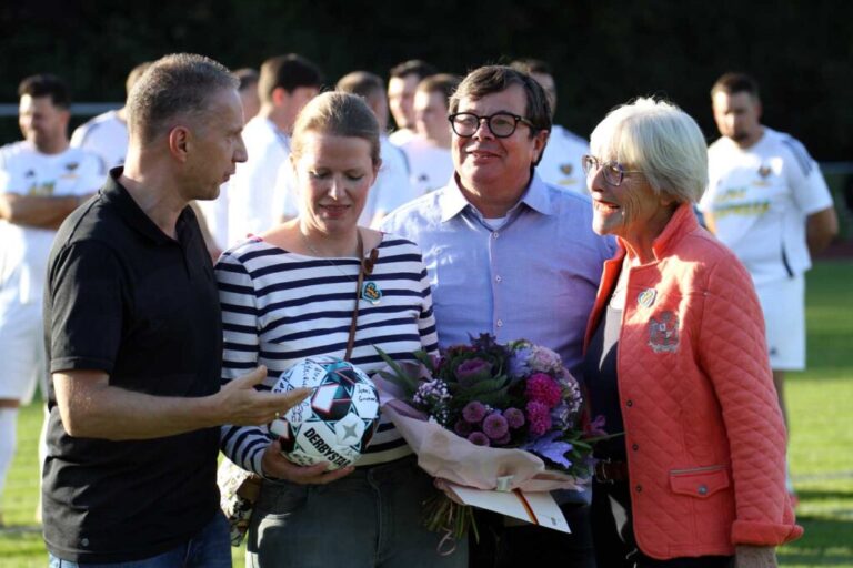 Patrick Arens beim traditionsreichen Otto-Wendler-Fußballspiel, umringt von Kirsten Schulz und Tochter Helle Juhl Eggersmann. Archivfoto: Wagner