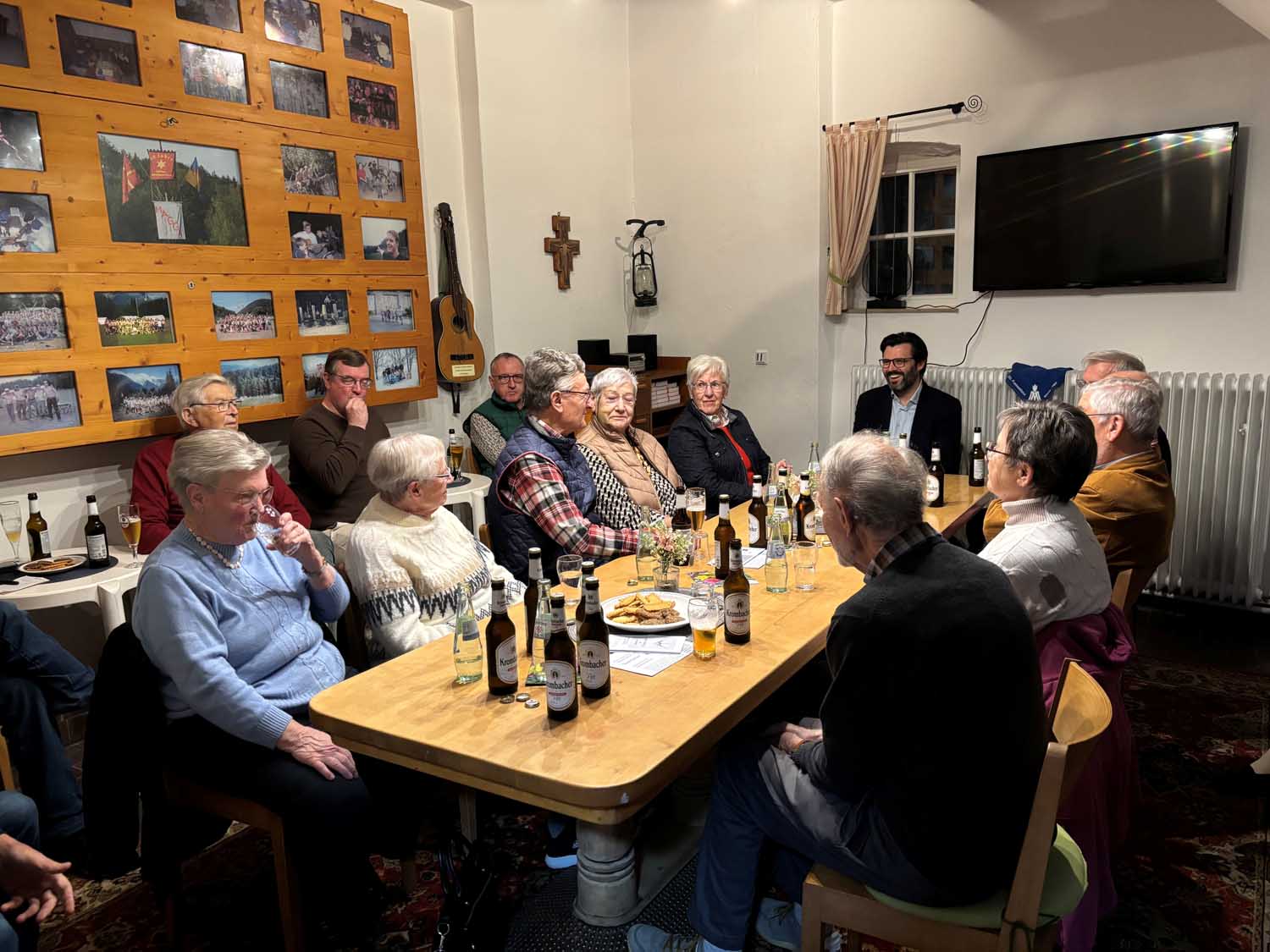 Bürgermeister Lars Hübchen stand der Kolpingsfamilie Rede und Antwort. Foto: Reinkober