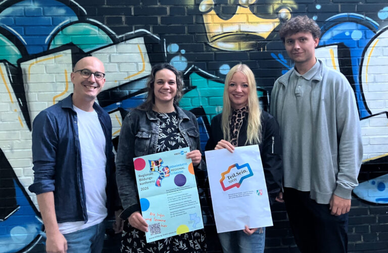 Das Team mit Jens Viandante (Jugendamt), Lisa Reichwein (Schulverwaltung), Jasmin Kubiak (Lehrkraft MSS), Tim Wilde (Lehrkraft GSC) hat das Demokratie-Projekt im JuWeL vorbereitet (v.l.). Foto: Jugendamt