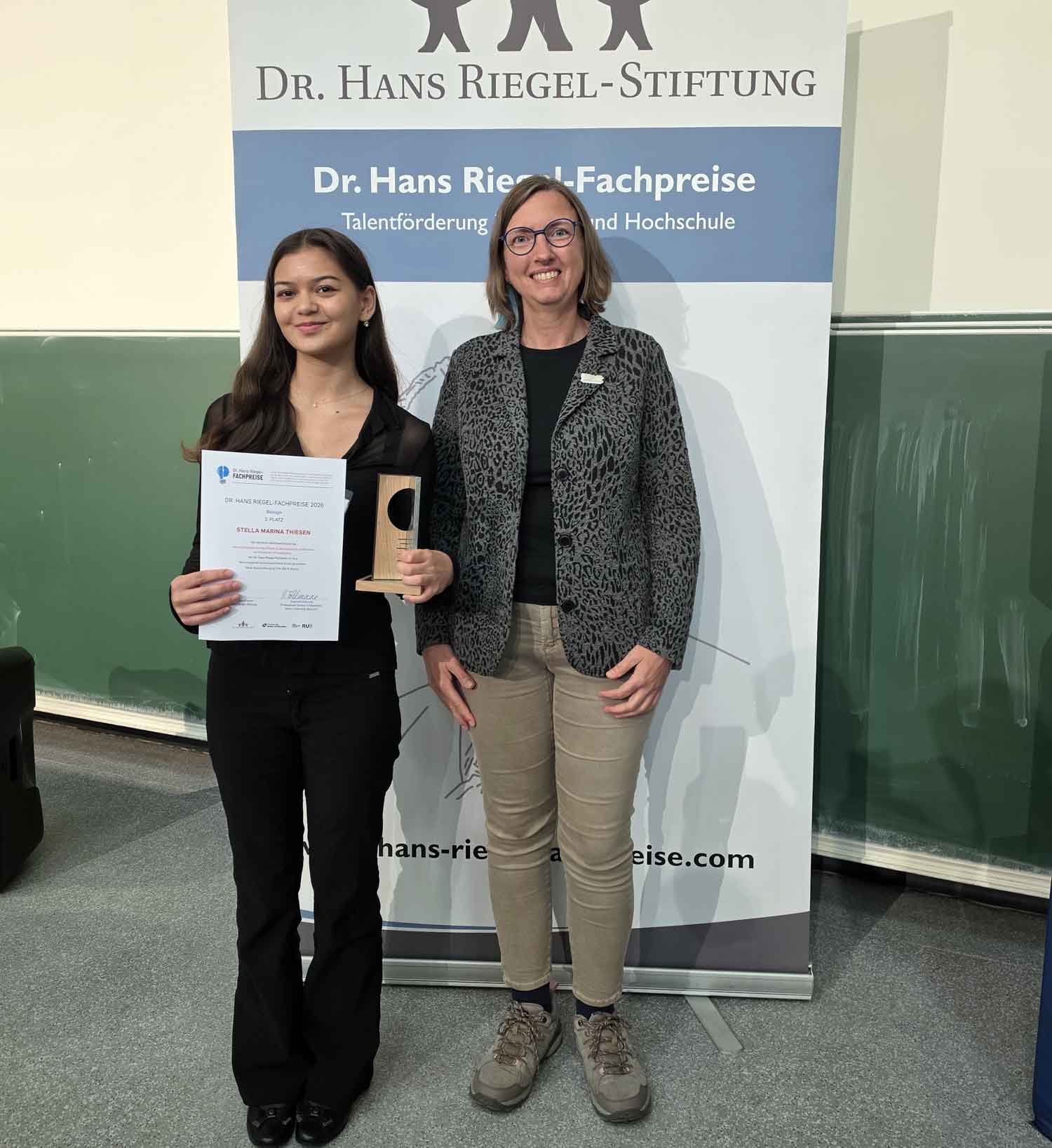 Stella Marina Thiesen hat den mit 400 Euro dotierten zweiten Preis entgegen genommen. Zu den ersten Gratulantinnen gehörte Fachlehrerin Heike Hengelbrock. Foto: Schule