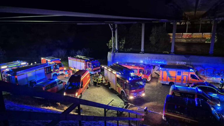 Vermutlich eine "böswillige Alarmierung" sorgte am Samstagabend für einen Großeinsatz an der Lippe in Stockum. Foto: FFW