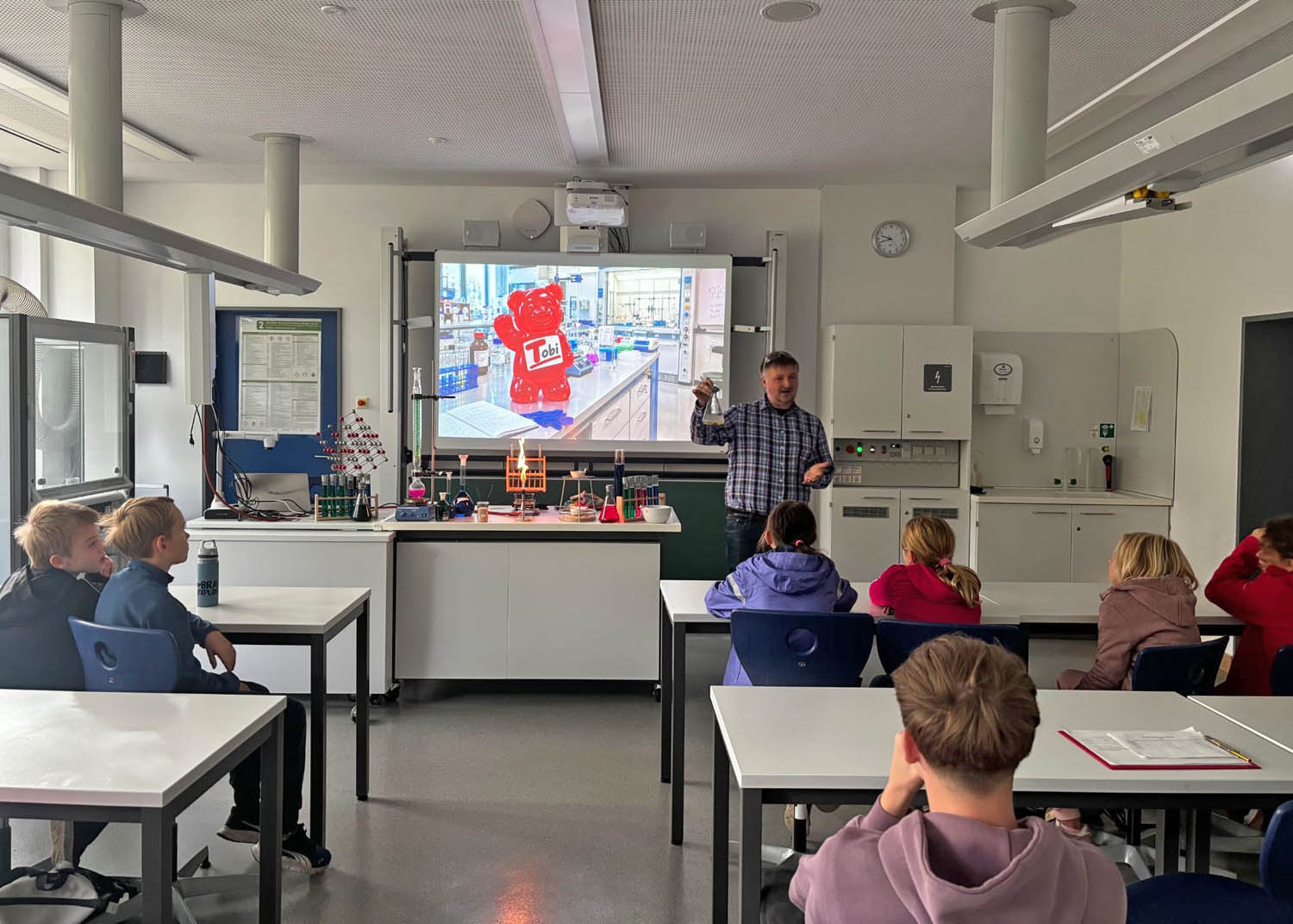 Bei der Schnitzeljagd ging es quer durch verschiedene Räume des Gymnasiums. Foto: Schule