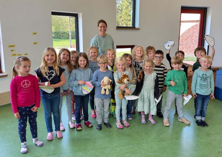 Die Pfiffiküsse der Kita St. Johannes Cappenberg zeigen gemeinsam mit Glüx-Coach Claudia Rusche, was sie gelernt haben. Dank der Spenden aus dem 5. Gottfried-Marathon konnten die Vorschulkinder am Projekt „Stark ohne Muckis - stark wie ein Löwe“ teilnehmen. Foto: KiTa St. Johannes, Cappenberg