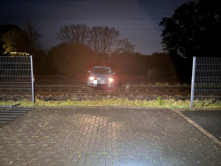 Glück im Unglück hatte der Autofahrer, der im Gleisbett landete. Foto: Bundespolizei