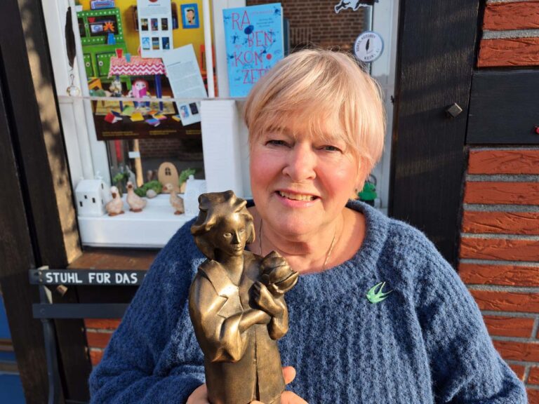 Jutta Richter mit „Momo“: Stolz präsentiert die Schriftstellerin aus Herbern die Bronzefigur des Deutschen Jugendliteraturpreises, mit dem sie auf der Frankfurter Buchmesse für ihr Lebenswerk ausgezeichnet wurde. Die von Sebastian Kissel gestaltete Figur zeigt die berühmte Romanheldin aus Michael Endes Buch Momo. Foto: Isabel Schütte