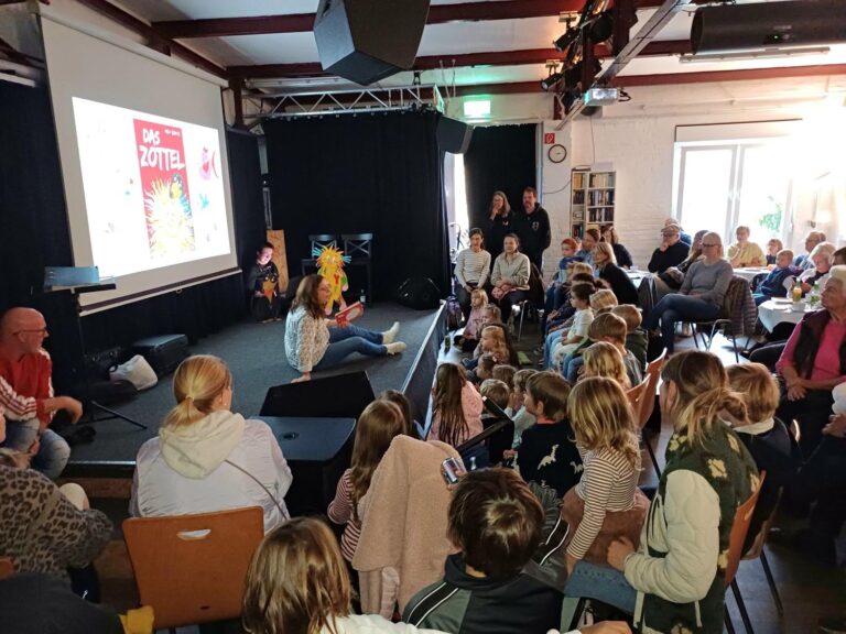 Kinderbuchautorin Anja Kinzel und Musiker Willi Leitow freuten sich über die große Resonanz auf die neue Veranstaltung im flözK. Foto: privat