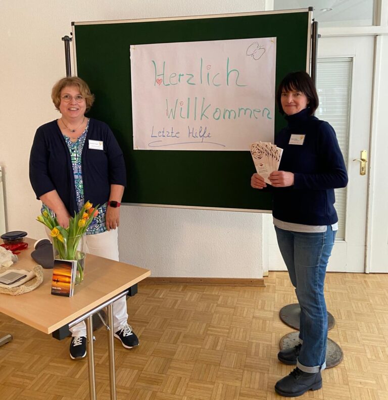 Die beiden Kursleiterinnen Monika Hörstrup (links) und Anja Linker informieren über die Sterbebegleitung. Foto: Verein