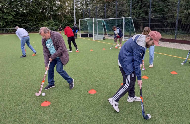 Erstmals in Berührung mit der Sportart Hockey kamen Gäste aus Politik und Verwaltung beim Besuch von Hockey United Werne im Sportzentrum Dahl. Foto: Verein