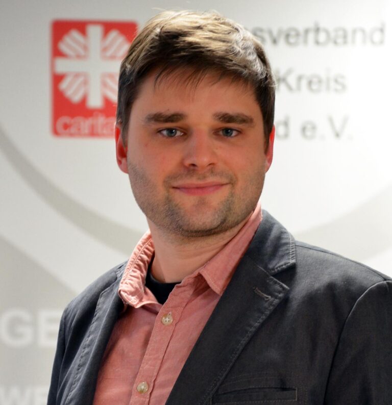 Eike Jansen berät Interessierte während der regelmäßigen Beratungszeiten in Lünen und Werne. Foto: Caritas Coesfeld