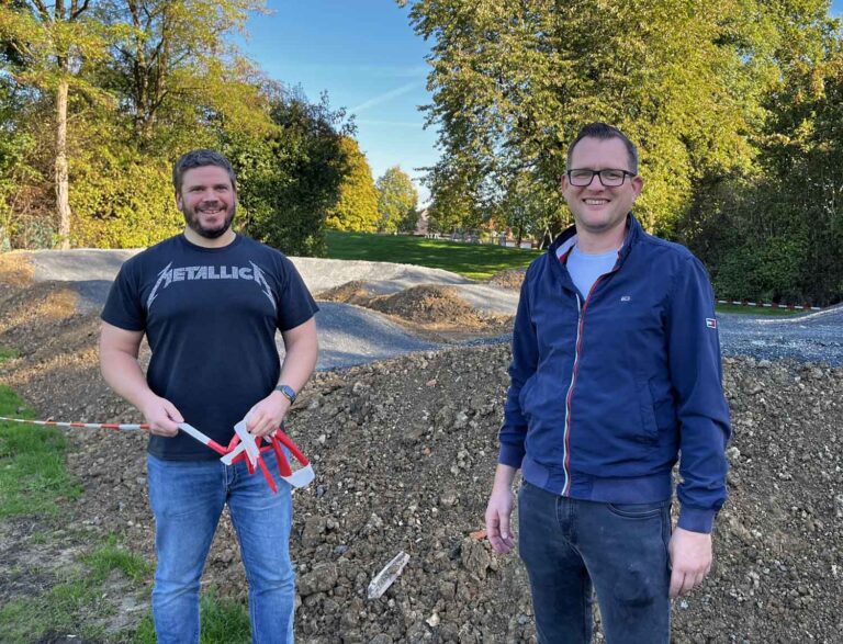 Alexander Frye (l.) und Markus Volmer (Fachbereich Bauen, Planung, Umwelt) haben den Pumptrack am Spiel- und Freizeitplatz an der Rosenstraße eröffnet. Foto: Gemeinde Nordkirchen/Hauck