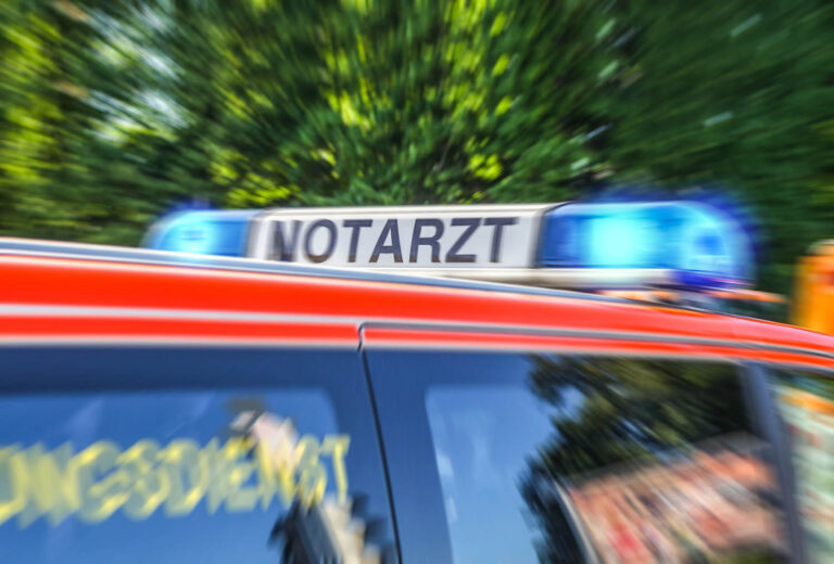 Ersthelfende retteten einen Mann auf der Autobahn 1 bei Schwerte. Symbolbild: depositphotos