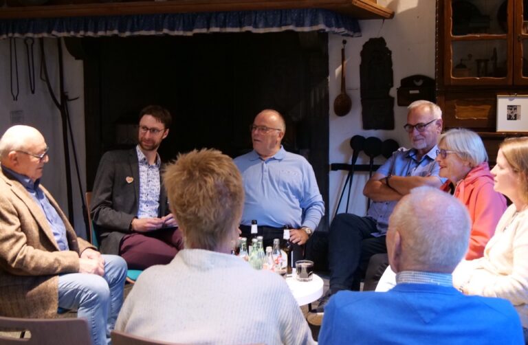 Anekdoten und Erinnerungen an die Sim-Jü-Kirmes machten beim Erzählcafé im Stadtmuseum die Runde. Im Podium saßen (von links): Schausteller Rudi Isken, Museumsleiter Flemming Feß, Jürgen Menke und Rainer Tappe sowie Kirsten Schulz und ihre Tochter Helle Juhl Eggersmann. Foto: Schwarze