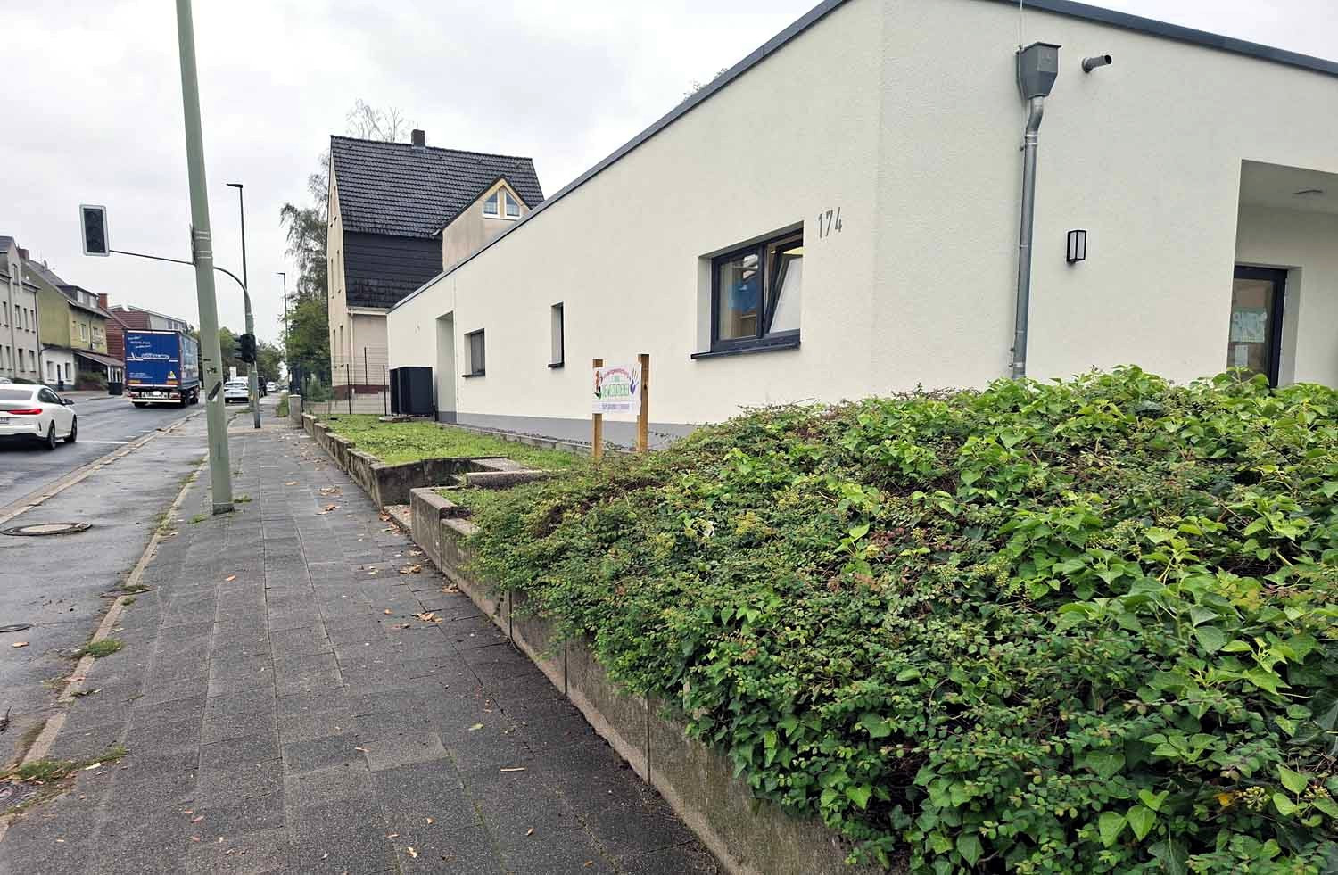 Für mehr Sicherheit für die Kinder der Kita Weltentdecker soll Stockumer Straße der bestehende Tempo-30-Abschnitt vor der Wiehagenschule bis hinauf zur Einmündung Köttersberg verlängert werden. Dem Antrag der UWW stimmte der Verkehrsausschuss zu. Foto: Wagner