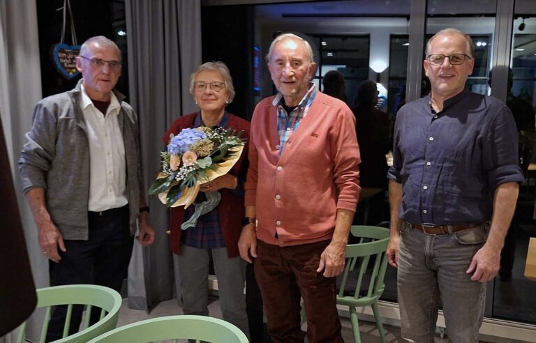 Mit einem herzlichen „Vergelt’s Gott, lieber Gregor!“ wurde Gregor Zumholz (2.v.r.) aus dem Ausschuss verabschiedet. Wallfahrtsleiter Klemens Pieper (links) und Bernd Heimann, stellvertretender Wallfahrtsleiter. dankten auch Ehefrau Beatrix. Foto: privat
