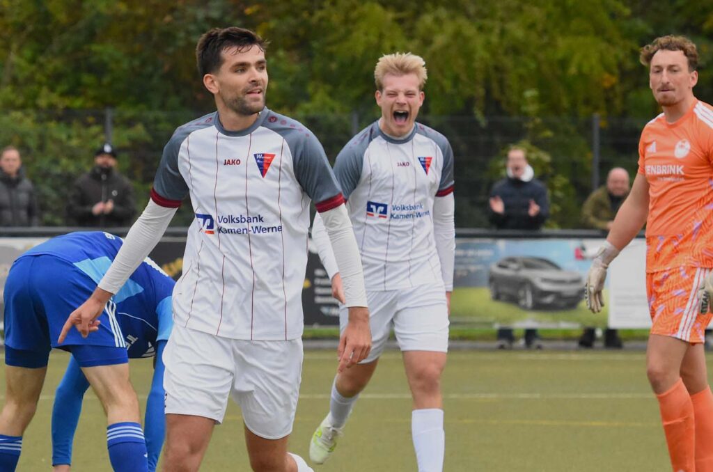 Nach dem Tor zum 3:0 genoss Leon Becker seinen Doppelpack, während Vorbereiter Jonas Woitaschek jubelnd zur Gratulation anrückt. Foto: Rainer Gudra
