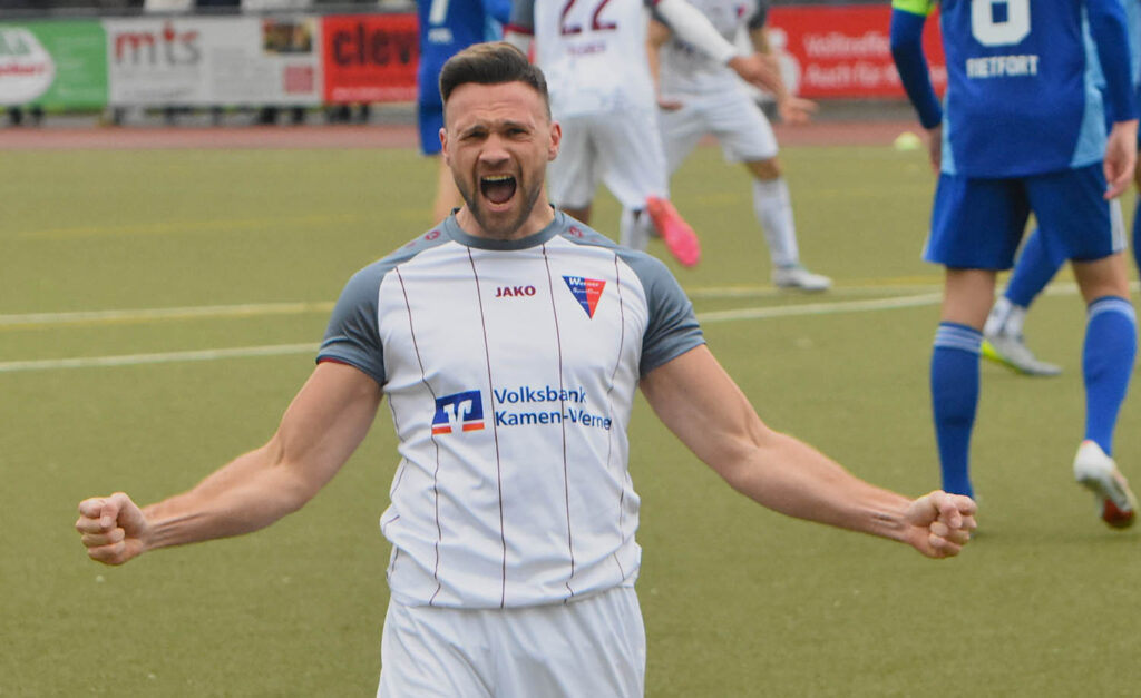Bei Vorbereiter Jannik Prinz entlud sich die Anspannung nach dem 1:0-Führungstreffer von Leon Becker. Foto: Rainer Gudra