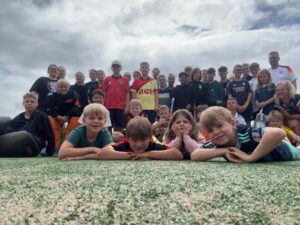 Hockey stand bei der Ferienfreizeit natürlich auch auf dem Programm. Dreimal trainierte United auf der Anlage in Raalte. Fotos: Verein
