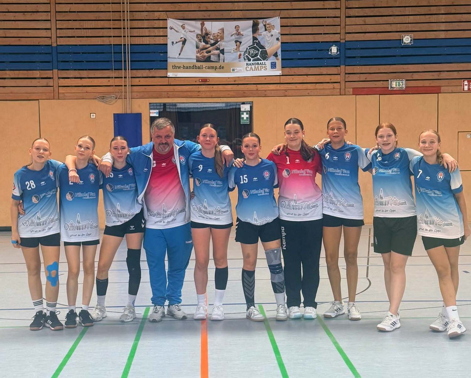 Die weibliche C-Jugend um Coach Björn Biermann jubelte in Anröchte. Fotos: Verein