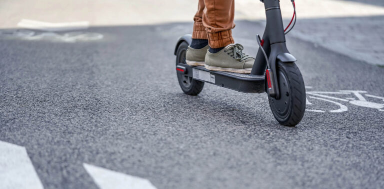 Mehrere Verwarnungsgelder haben Polizeibeamte in Selm verhängt, unter anderem weil zu junge Jugendliche auf einem E-Scooter gefahren sind oder gegen die Kennzeichnungspflicht verstoßen wurde. Symbolbild: despositphotos